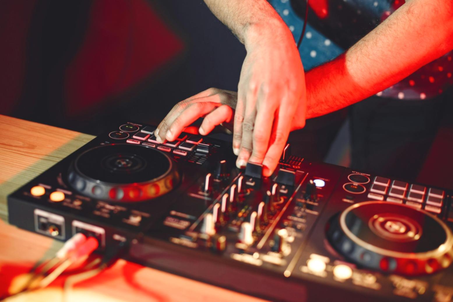 Étudiant analysant une partition avec concentration lors d'une session de théorie musicale