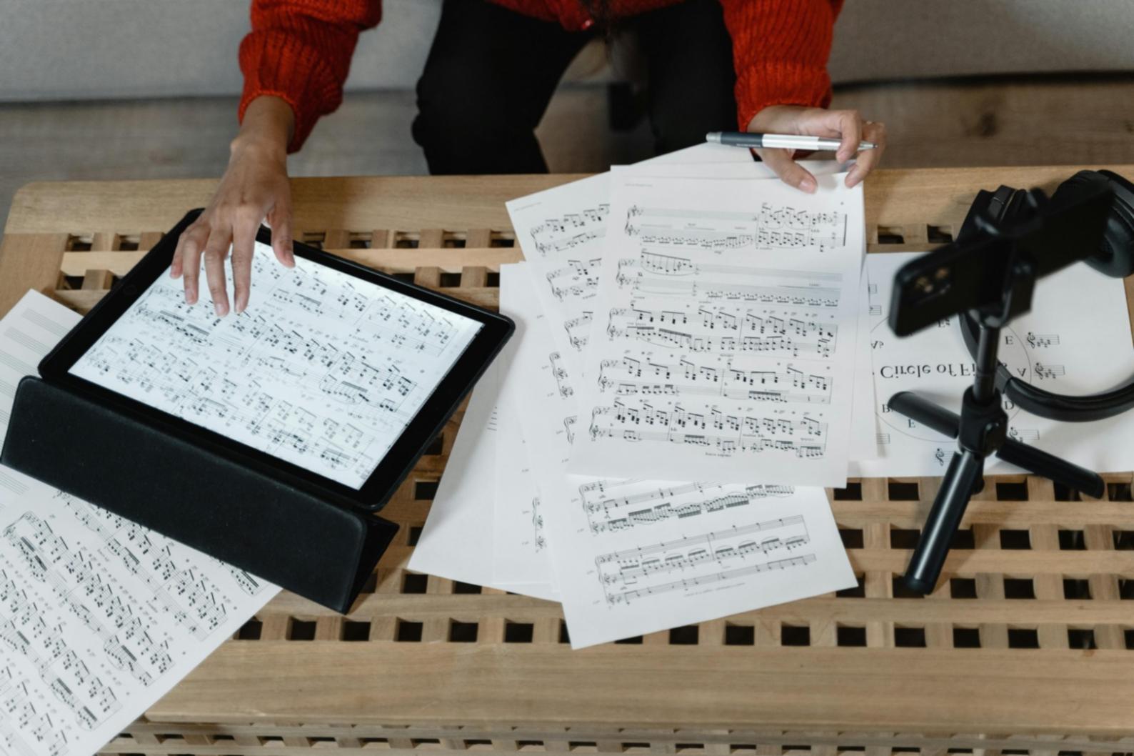 Étudiant travaillant sur une composition musicale dans un studio