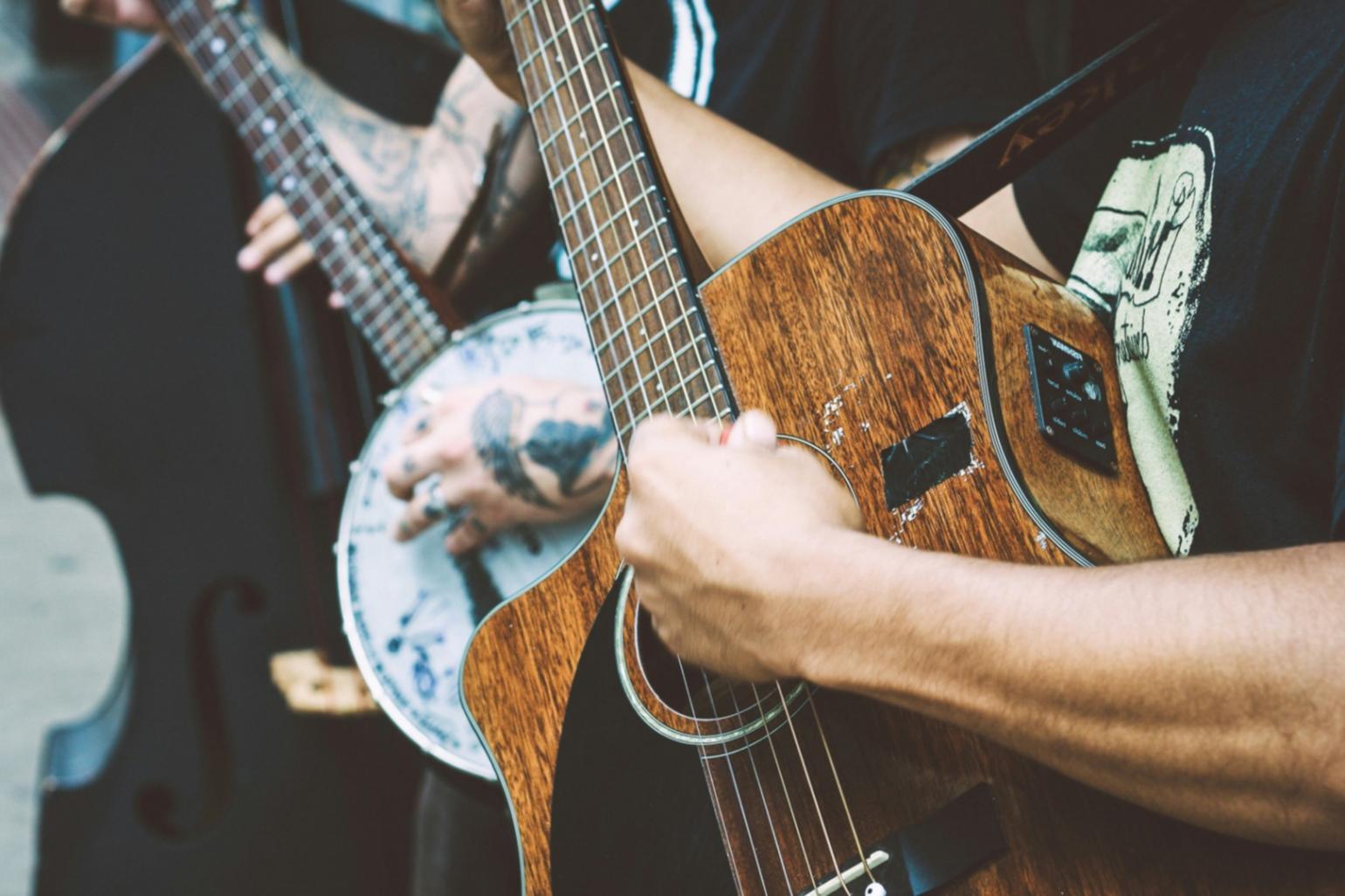 Session d'analyse harmonique en groupe avec partitions et instruments